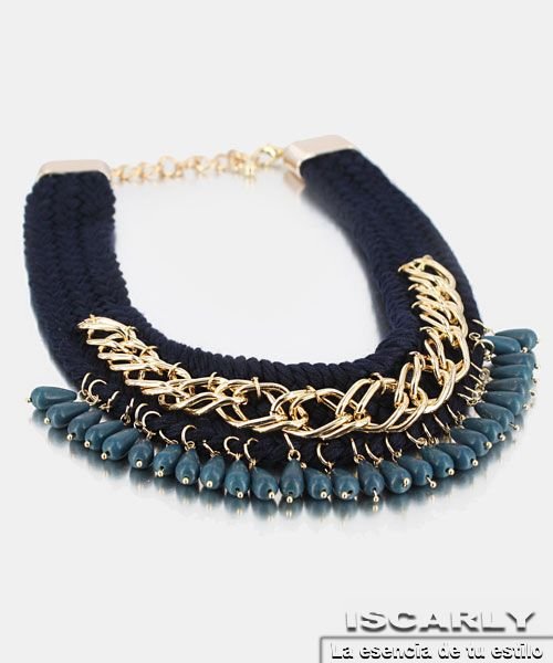 Collar artesanal de cuerda de lana con abalorios de cristal simulando flores