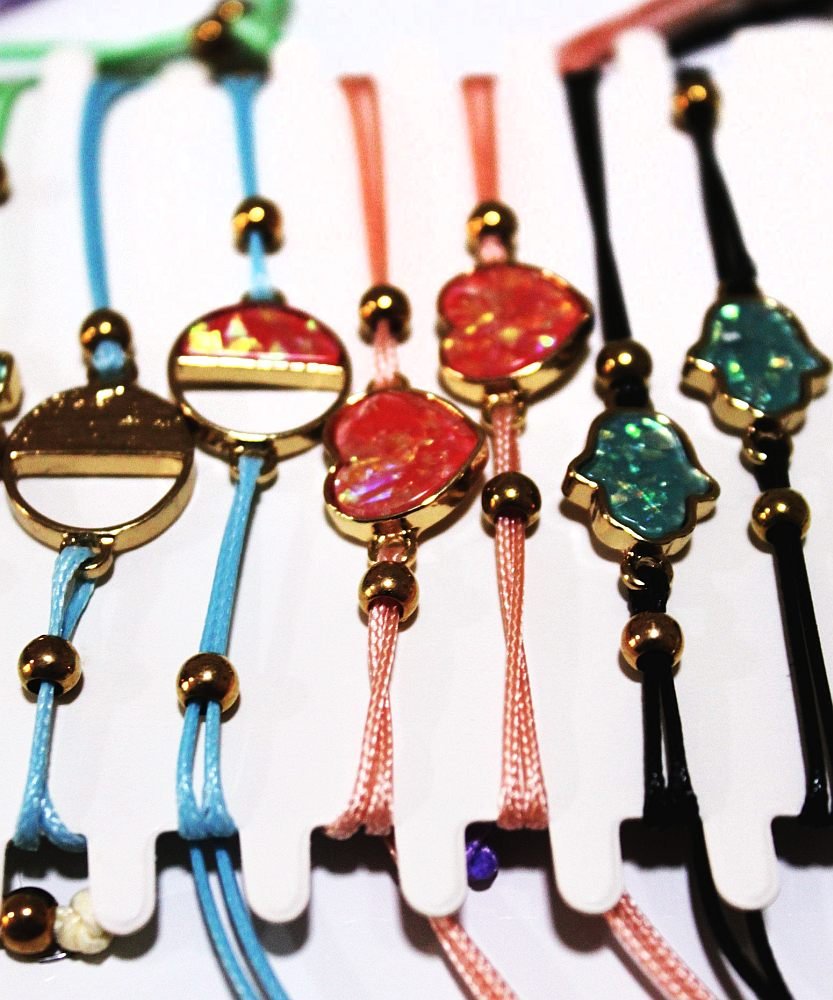 Blister con 12 pulseras dijes variados