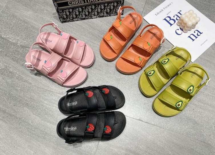 (imagen de) Sandalia 3 tiras con charm frutal, acabado liso