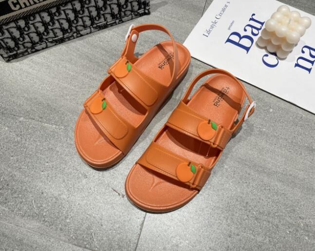 (imagen de) Sandalia 3 tiras con charm frutal, acabado liso