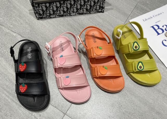 (imagen de) Sandalia 3 tiras con charm frutal, acabado liso