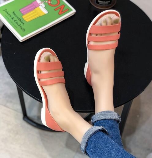 (imagen de) Sandalia de 3 tiras con suela baja y acabado mate