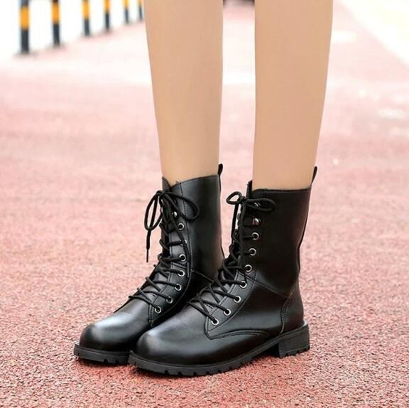 (imagen de) Bota urbana de caña media con cordones y suela dentada