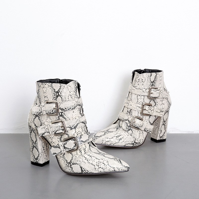 (imagen de) Botín de tacón ancho con tiras y hebillas animal print