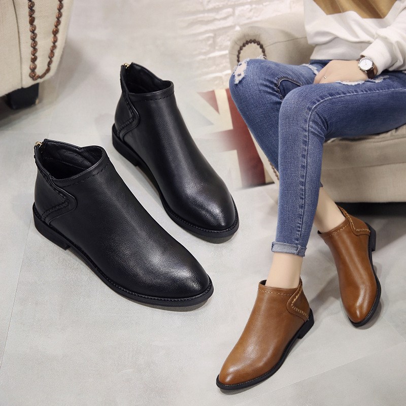 (imagen de) Botín bajo con cremallera trasera y costuras decorativas