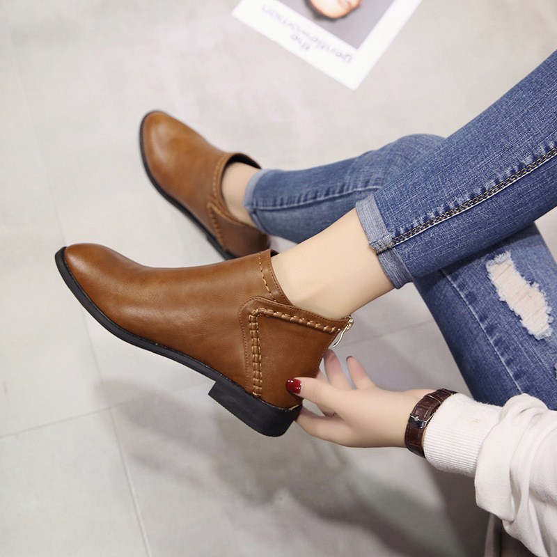 Botín bajo con cremallera trasera y cos…