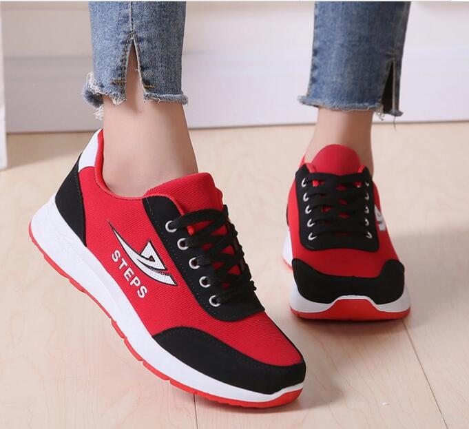 Zapatilla deportiva con logo lateral y suela contrastada (imagen de) Zapatilla deportiva con logo lateral y suela contrastada