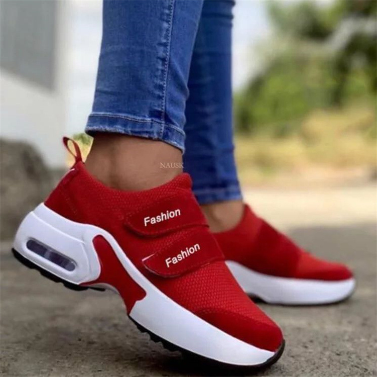 (imagen de) Zapatilla deportiva de velcro con suela con cámara de aire, textil rojo