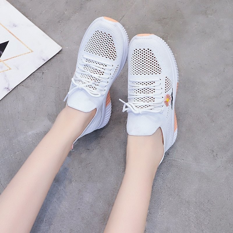 (imagen de) Zapatilla deportiva con bordado de margarita y suela acanalada