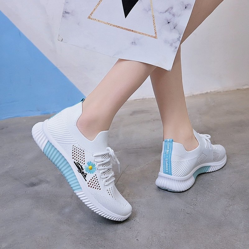 (imagen de) Zapatilla deportiva con bordado de margarita y suela acanalada