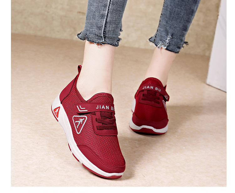 (imagen de) Zapatilla deportiva con elásticos y tira superior, acabado malla