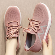 (imagen de) Zapatilla deportiva de tejido calado y suela blanca