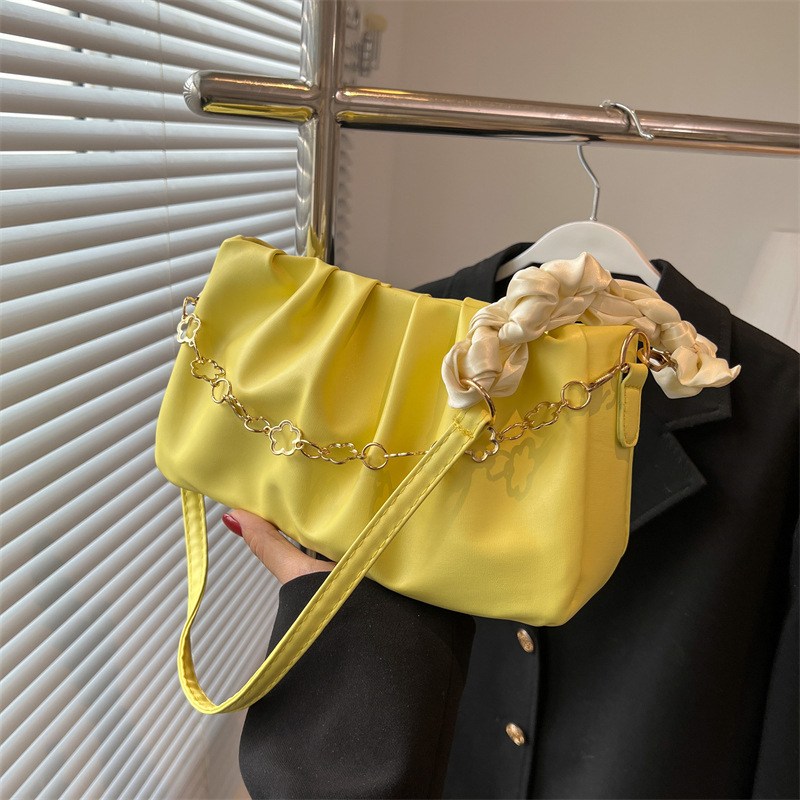 (imagen de) Bolso baguette fruncido con cadena decorativa en PU