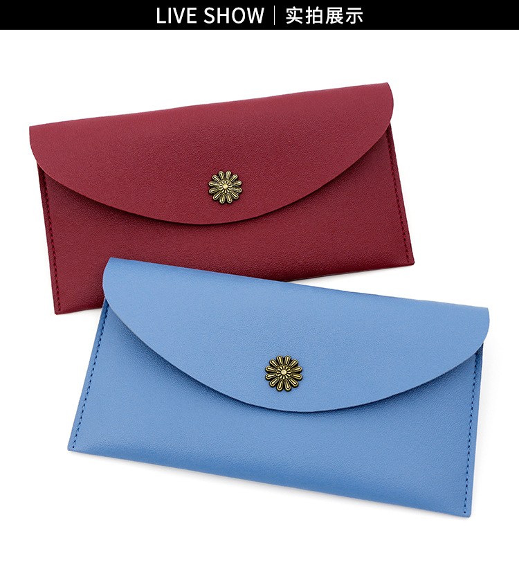 Cartera larga tipo sobre con broche floral (imagen de) Cartera larga tipo sobre con broche floral
