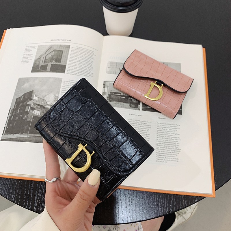 (imagen de) Cartera pequeña con solapa y herraje D dorado — acabado efecto cocodrilo