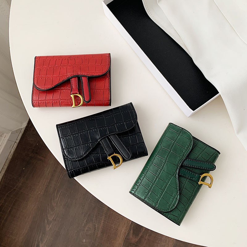 (imagen de) Cartera compacta con solapa y hebilla D - efecto cocodrilo