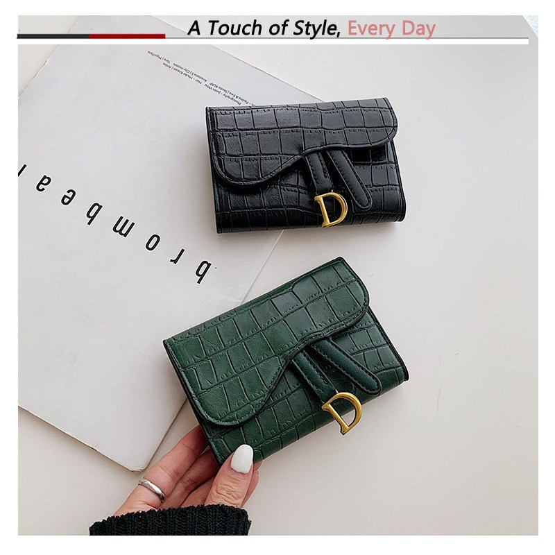 (imagen de) Cartera compacta con solapa y hebilla D - efecto cocodrilo