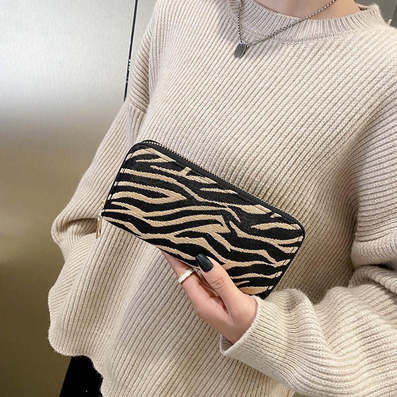 Cartera larga con estampado cebra y aca…