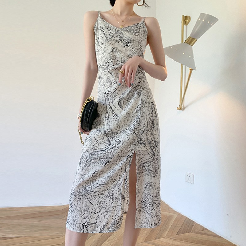 (imagen de) Vestido midi slip con estampado mármol y abertura lateral