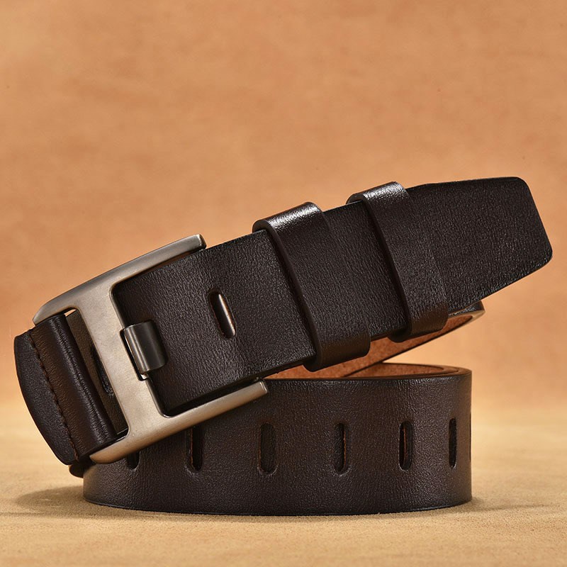 (imagen de) Cinturón liso con ojales alargados y hebilla metálica