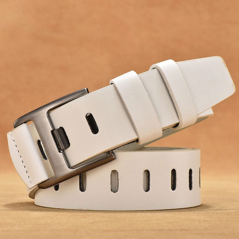 (imagen de) Cinturón liso con ojales alargados y hebilla metálica