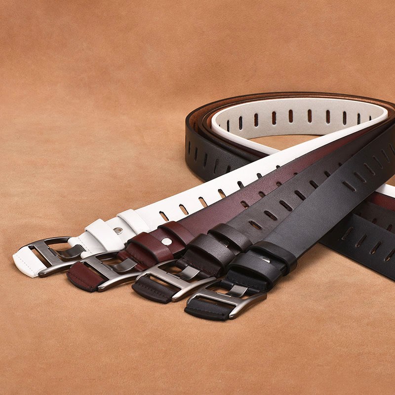 Cinturón liso con ojales alargados y he…