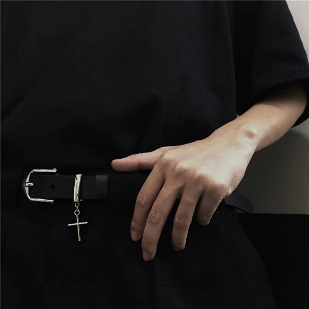 (imagen de) Cinturón negro con cruz colgante y hebilla plateada (mate)