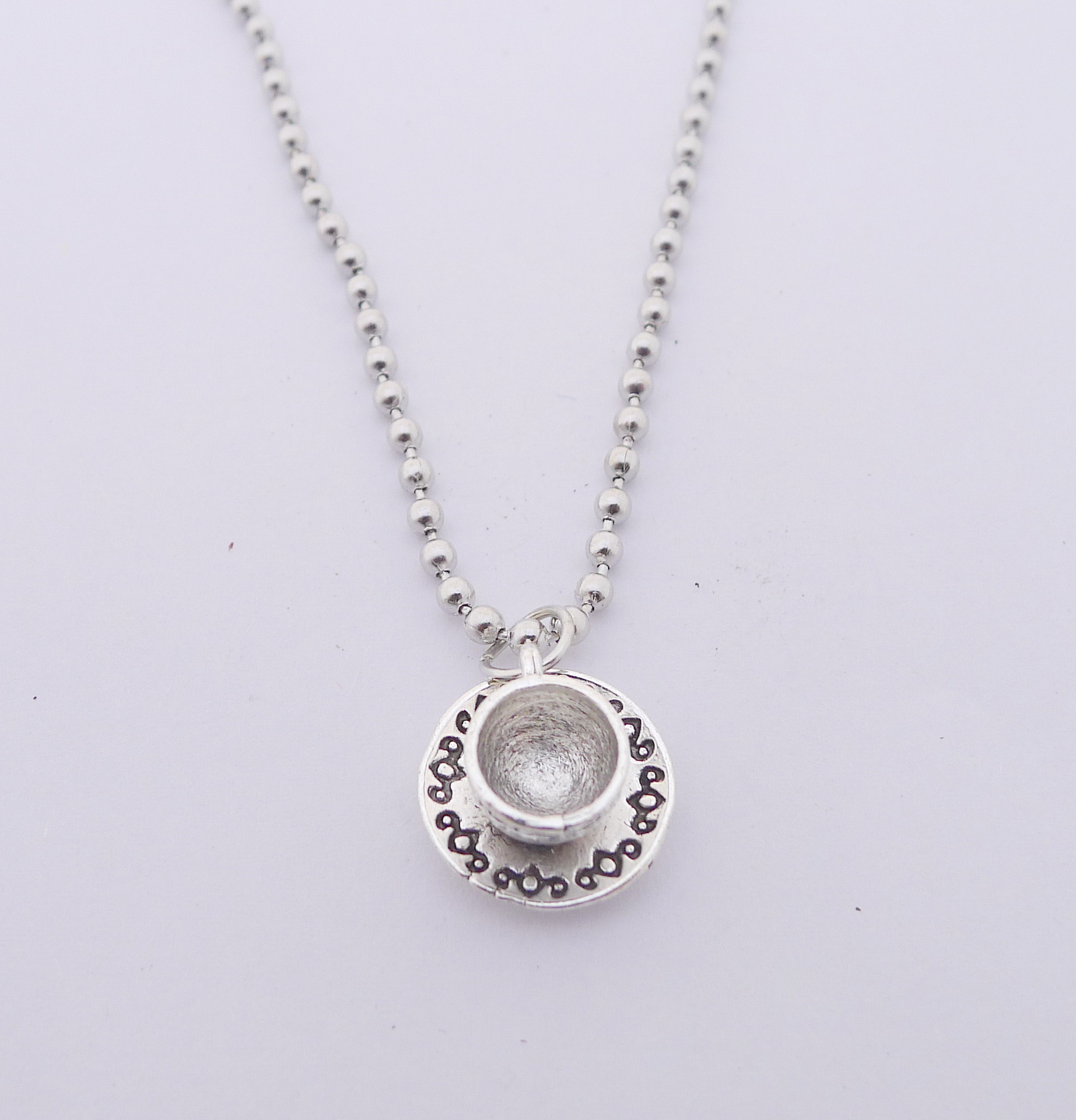 (imagen de) Collar colgante sombrero con detalle grabado, tono plateado