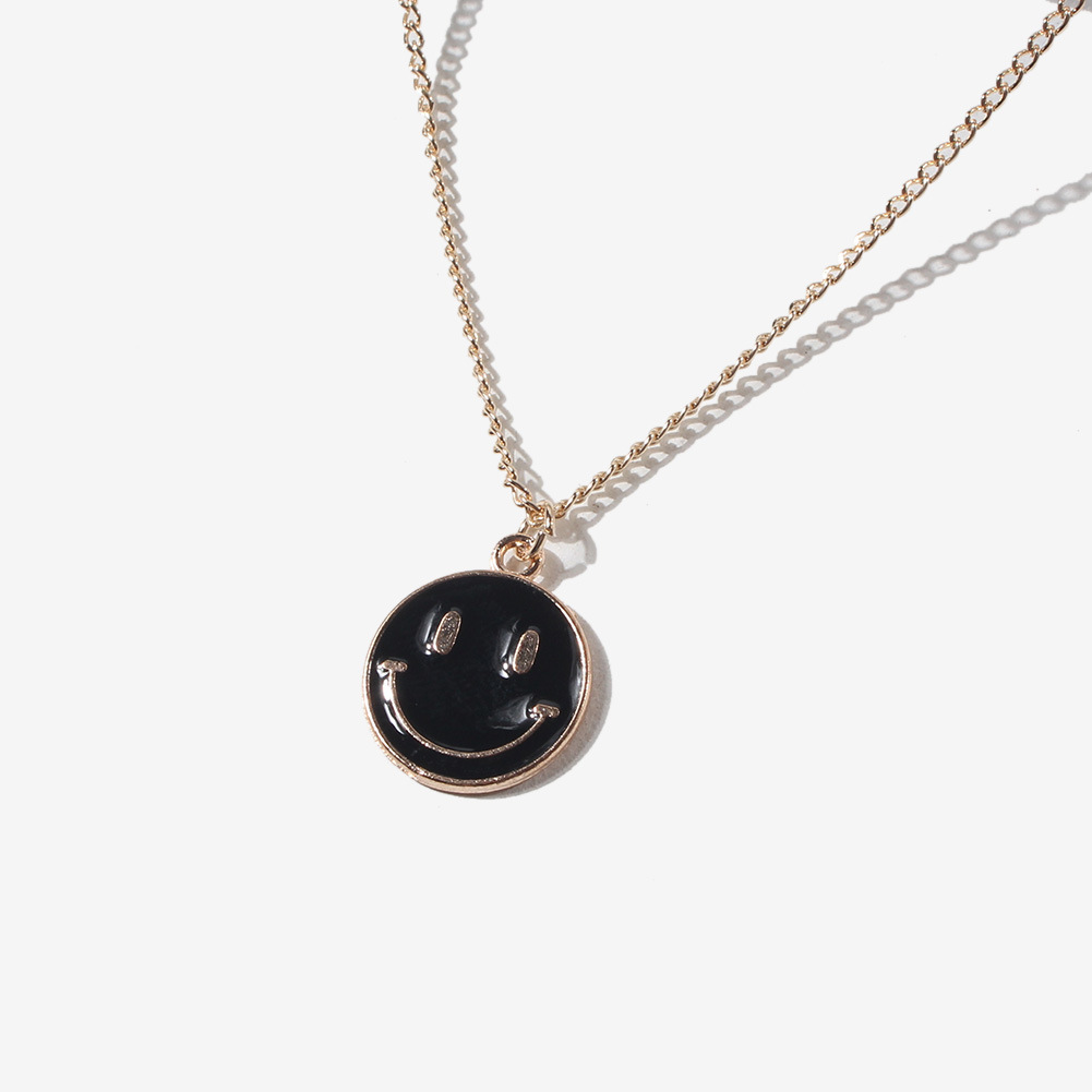 (imagen de) Collar smiley circular esmaltado en tono dorado