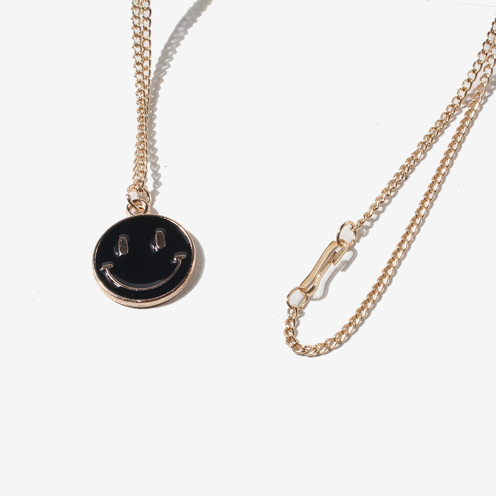 (imagen de) Collar smiley circular esmaltado en tono dorado