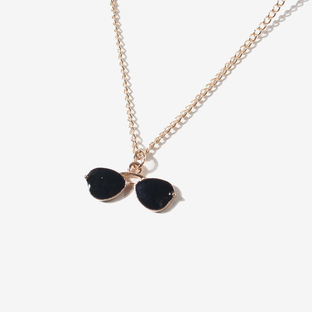 (imagen de) Collar gafas colgante tono dorado con detalle negro
