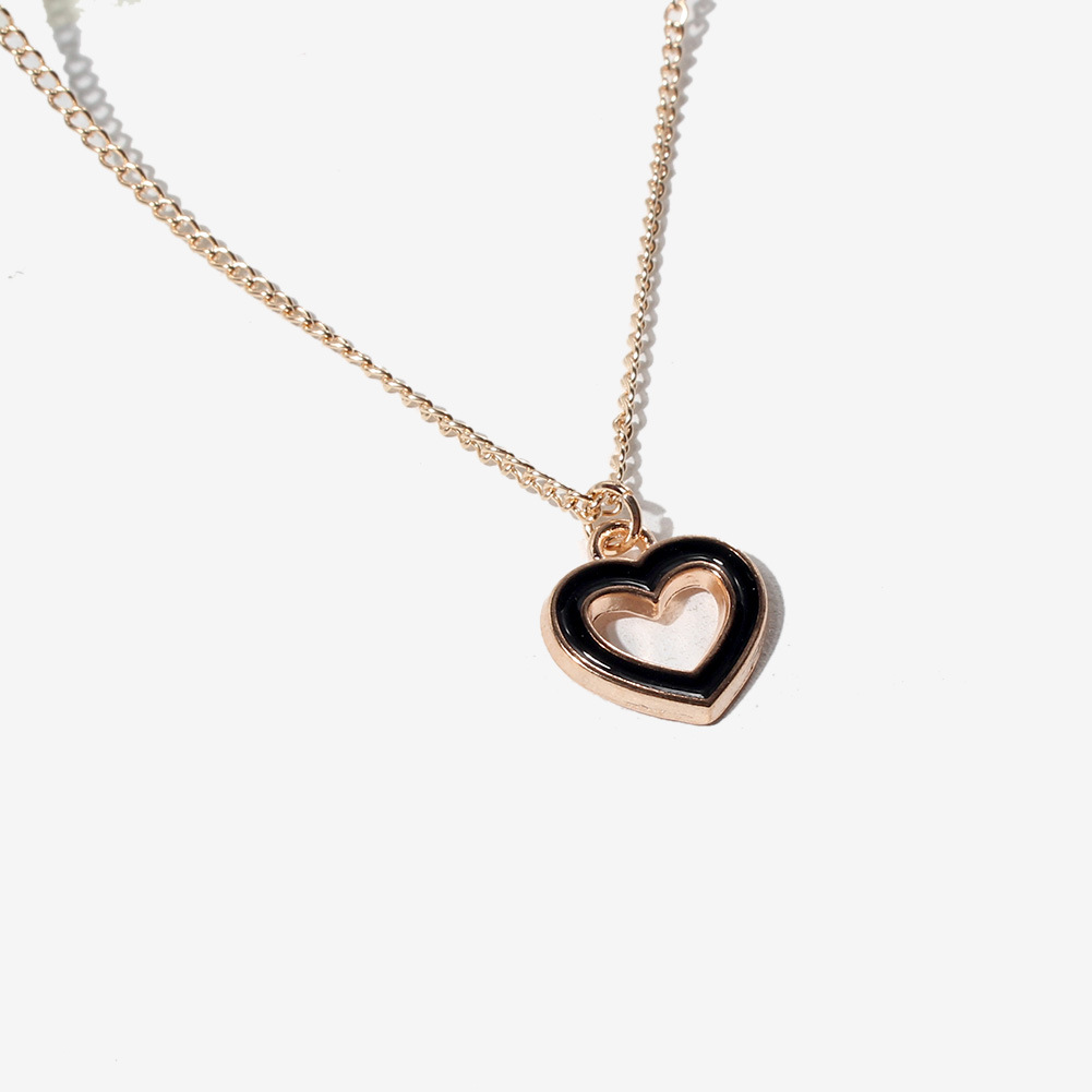 (imagen de) Collar corazón hueco con esmalte negro, tono dorado