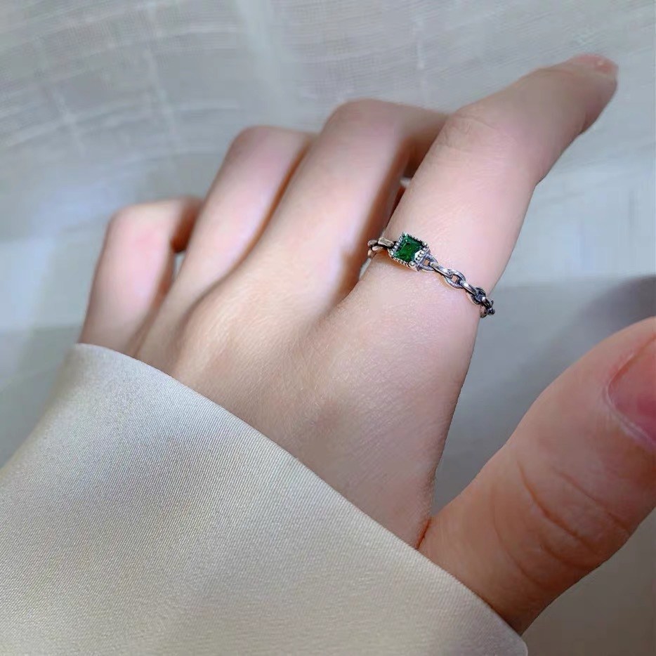 (imagen de) Anillo ajustable con piedra cuadrada verde en tono plateado