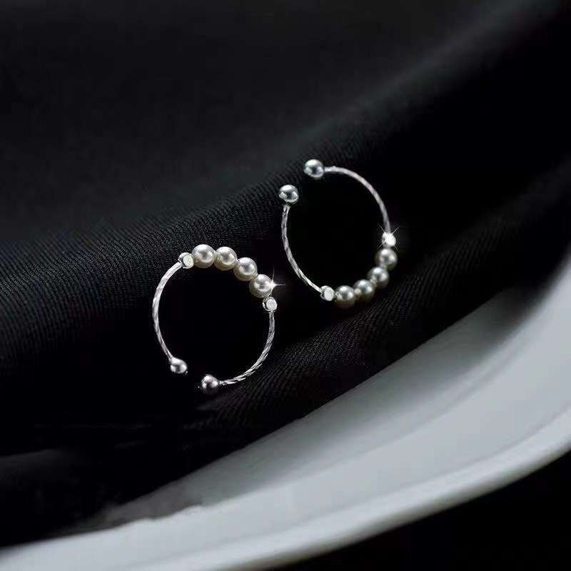 Adjustable pearl ring set in silver tone
