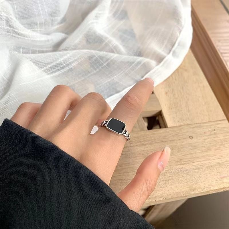 (imagen de) Anillo con piedra rectangular en tono plateado