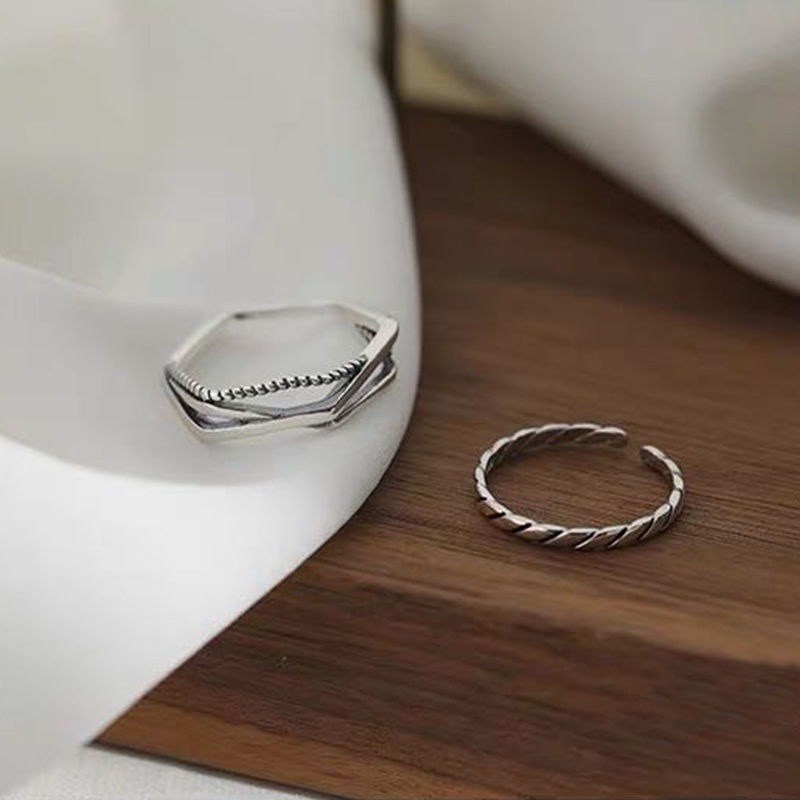 (imagen de) Set de anillos geométrico y trenzado en tono plateado