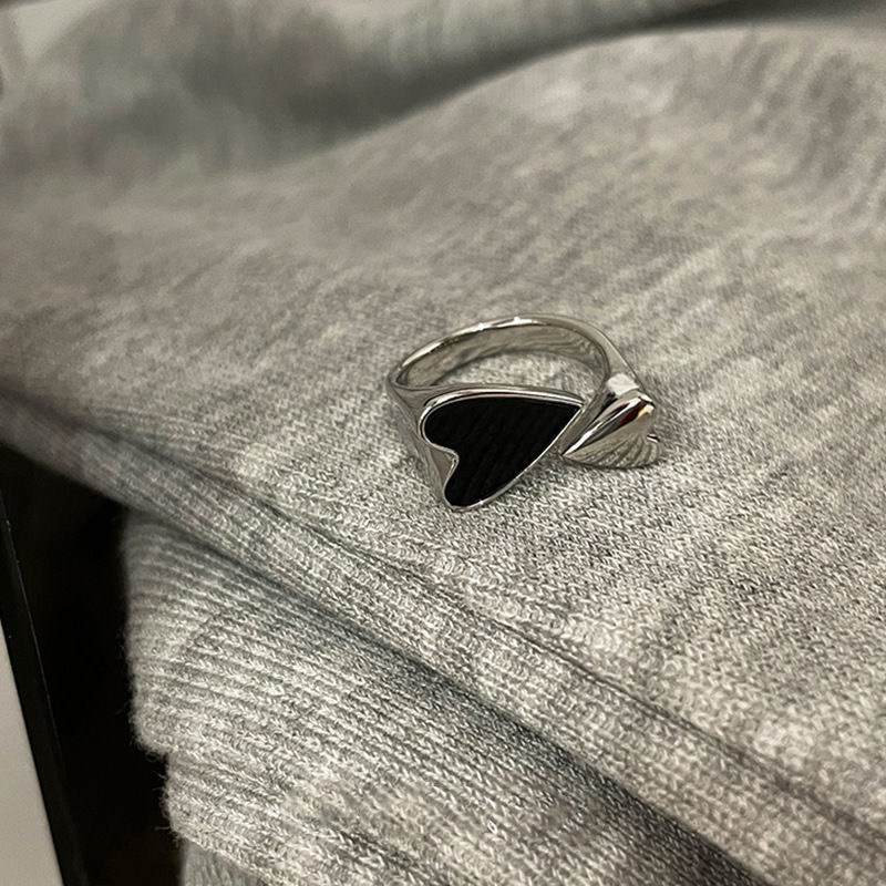 Anillo ajustable con corazones en tono plateado (imagen de) Anillo ajustable con corazones en tono plateado