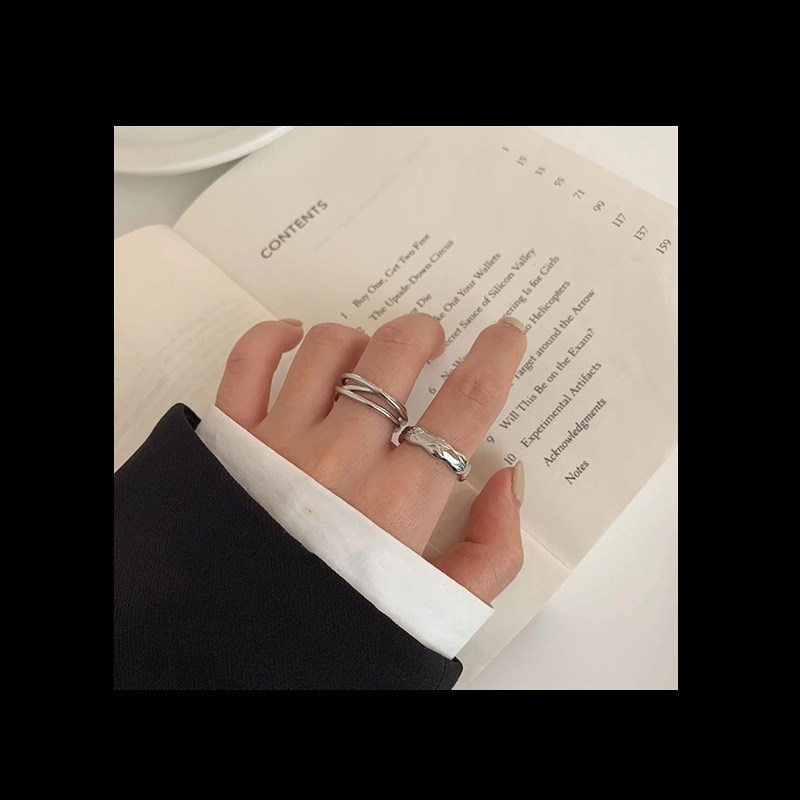 (imagen de) Set de anillos ajustables trenzado y ondulado en tono plateado
