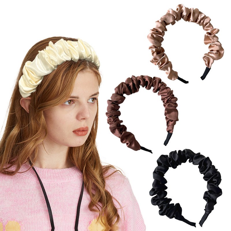 (imagen de) Diadema acolchada fruncida con acabado satinado