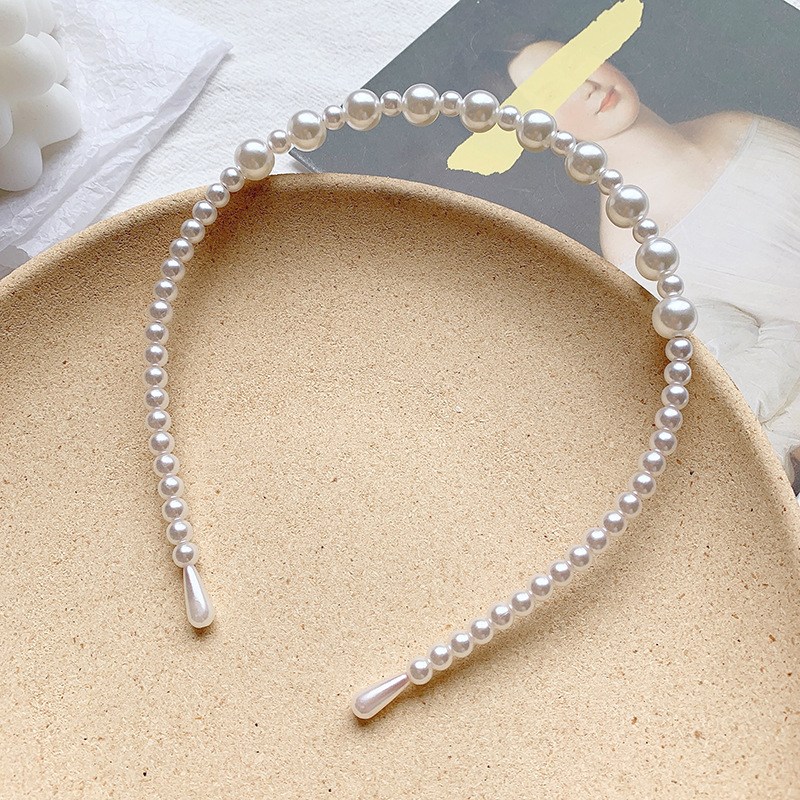 (imagen de) Diadema fina con perlas en acabado perlado
