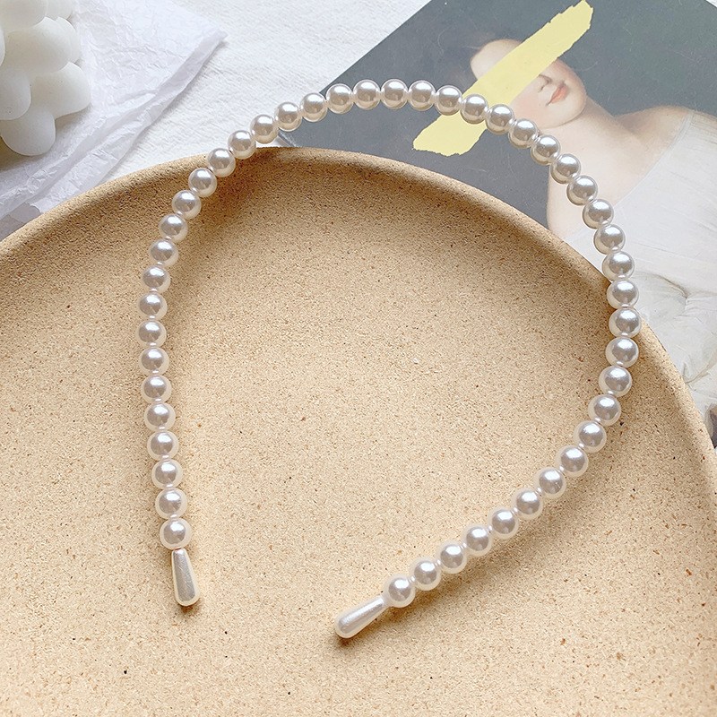 (imagen de) Diadema fina con perlas en acabado perlado