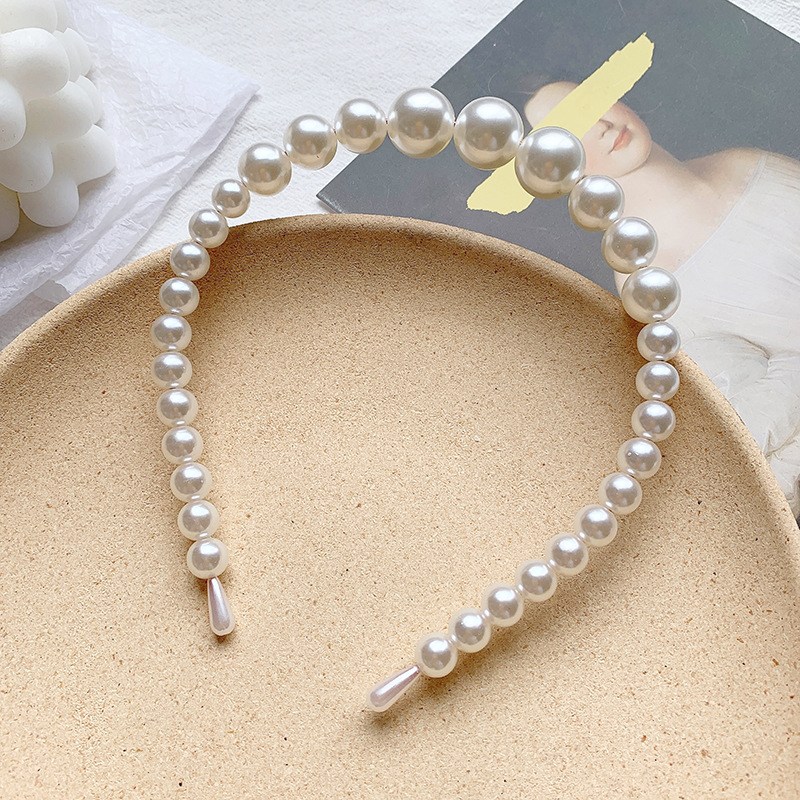 (imagen de) Diadema fina con perlas en acabado perlado