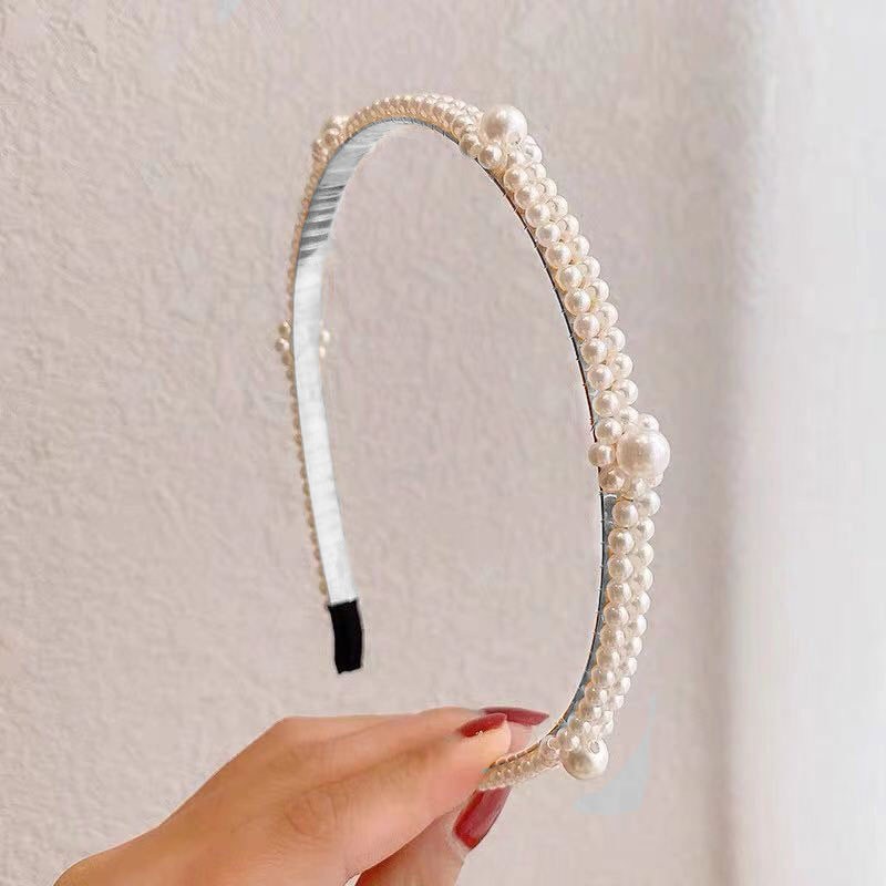 Diadema fina con perlas y acabado perla…