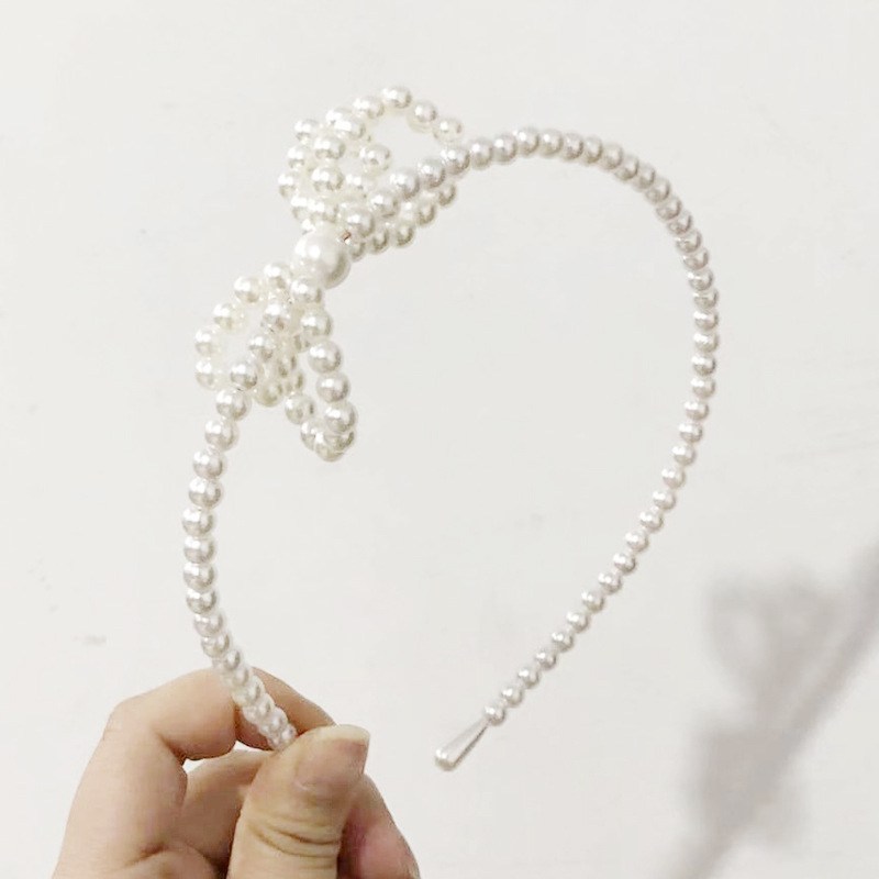 (imagen de) Diadema clásica de perlas con lazo decorativo