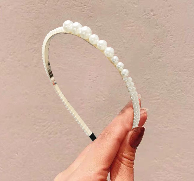 (imagen de) Diadema fina con fila de perlas blancas y acabado brillante