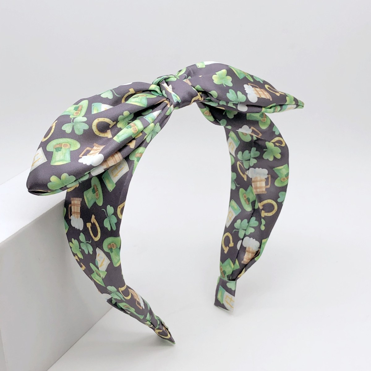 (imagen de) Diadema acolchada con nudo y estampado de tréboles