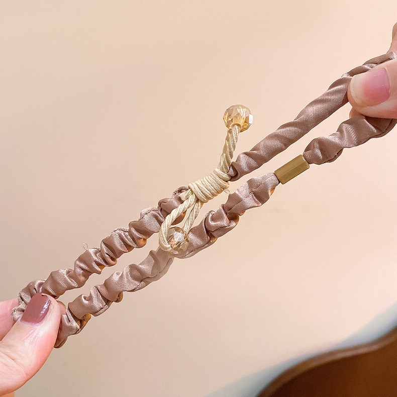 (imagen de) Scrunchie con cuentas facetadas y detalle de nudo