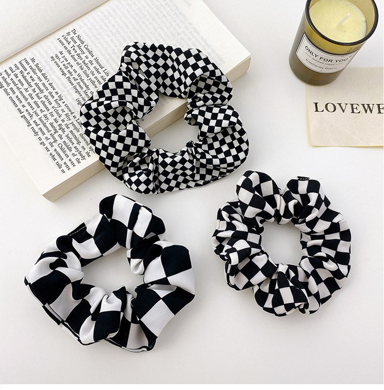(imagen de) Scrunchie fruncido con estampado cuadriculado