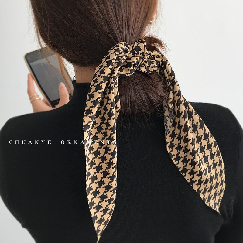 (image for) Scarf-style scrunchie with houndstooth print