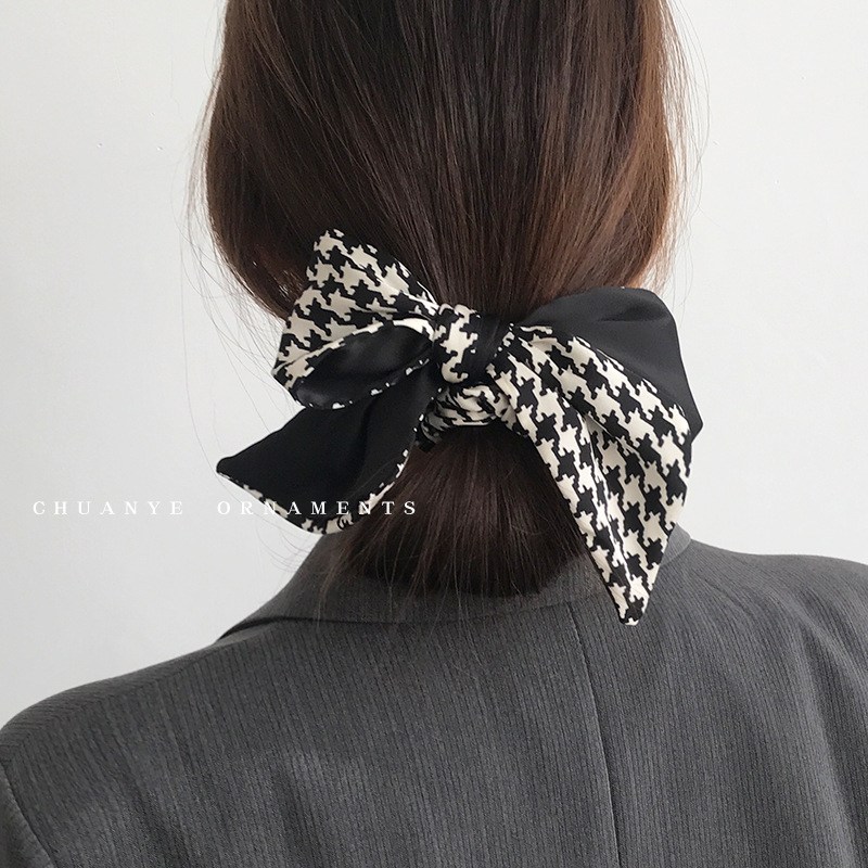 Scrunchie con lazo y estampado pata de gallo (imagen de) Scrunchie con lazo y estampado pata de gallo